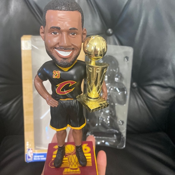 LeBron James Bobblehead CHAMPIONSHIP Cleveland cavaliers With Trophy 2016 nba - Picture 4 of 8